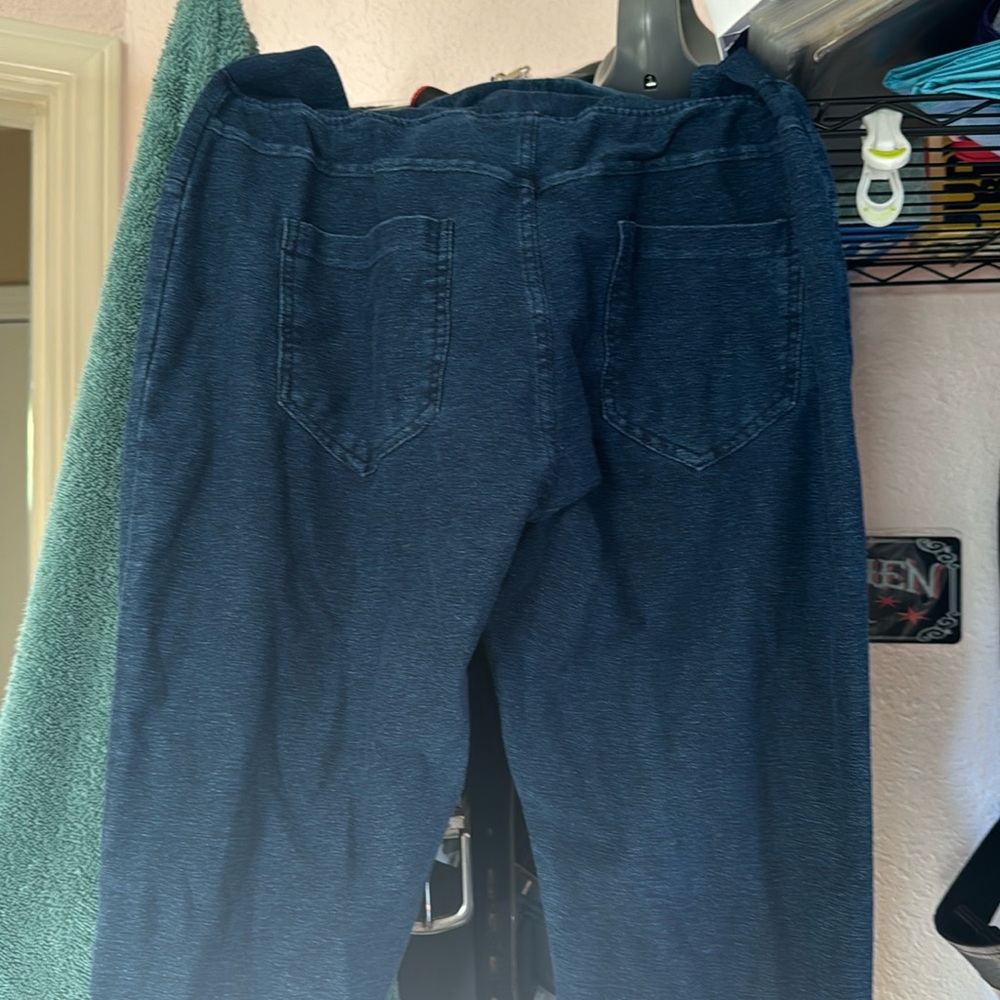 Size is LG. They just don’t fit my style. Dark blue. Never worn. New. No tags.